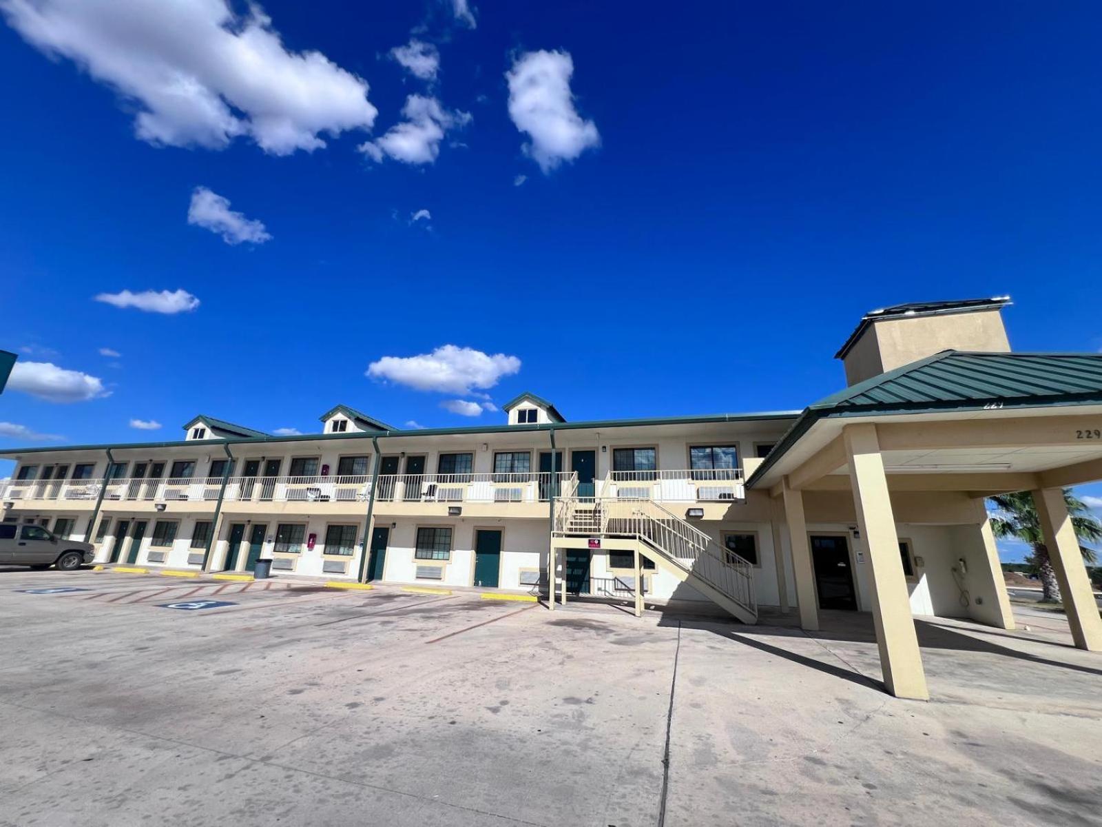 Oyo Garden Inn And Suites Pearsall I-35 East Exterior photo