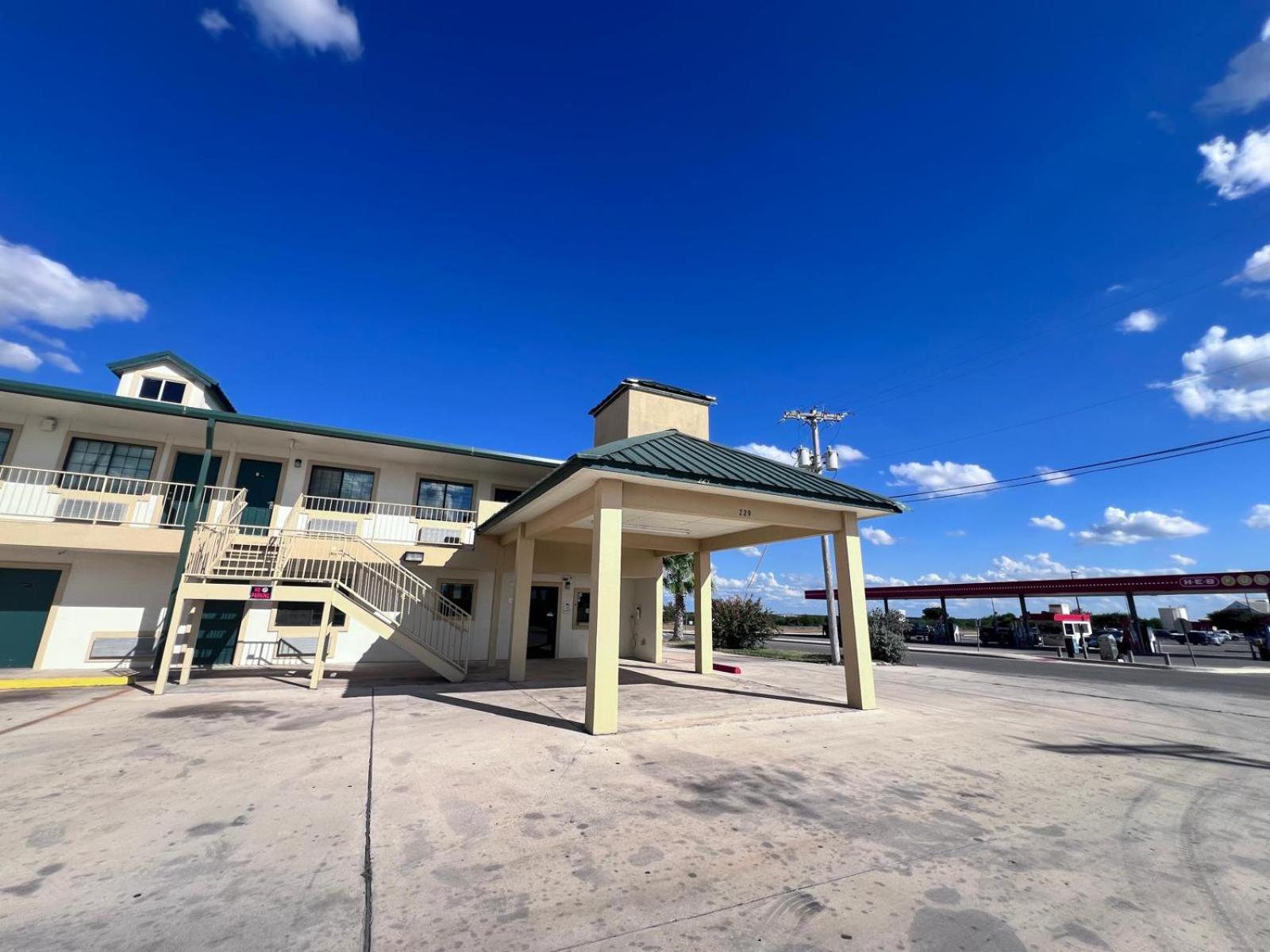 Oyo Garden Inn And Suites Pearsall I-35 East Exterior photo